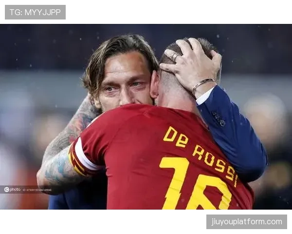 摄像机捕捉到看台上罗马传奇托蒂与德罗西同框观战